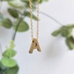 Varëse çeliku me iniciale