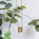 Varëse çeliku me iniciale